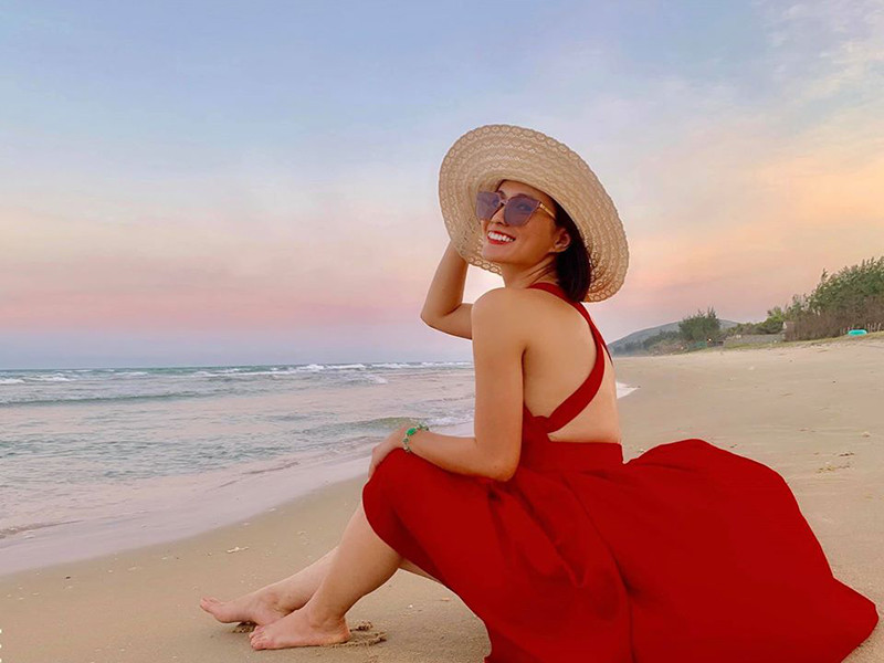 Thùy Trang lựa chọn phong cách gợi cảm vừa đủ.