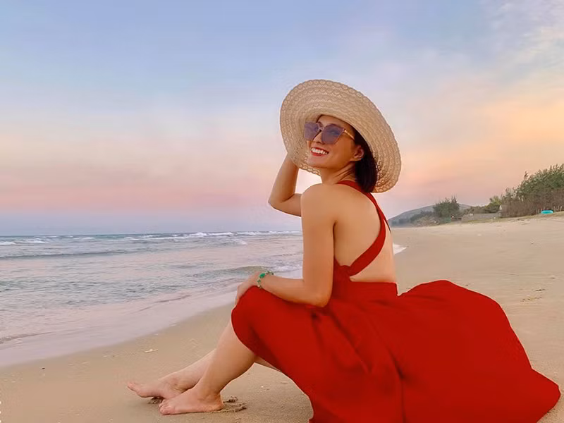 Thùy Trang lựa chọn phong cách gợi cảm vừa đủ.