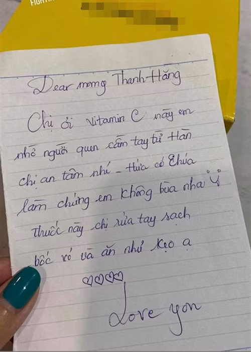 Thanh Hằng khen Nam Anh "khùng dễ sợ nhưng dễ thương" sau khi nhận món quà từ đàn em.