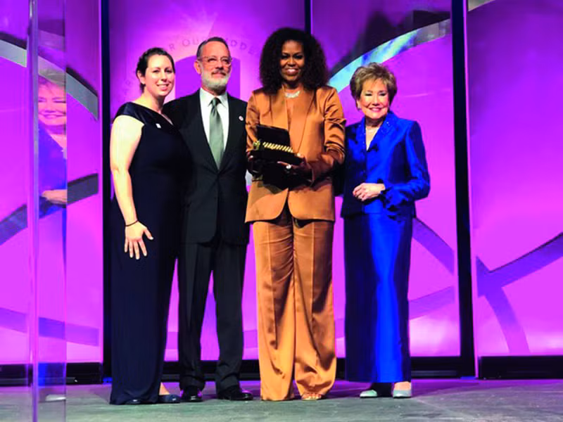 Thiết kế của Công Trí còn lọt vào mắt xanh của cựu đệ nhất phu nhân Mỹ Michelle Obama. Bà Obama từng diện trang phục nằm trong BST Pre-Fall 2019 của Công Trí dự sự kiện ở Singapore năm 2019. Tại sự kiện Elizabeth Dole Foundation, bà lại bận trang phục suit lụa màu nâu của Công Trí. Ảnh: Forbes Việt Nam