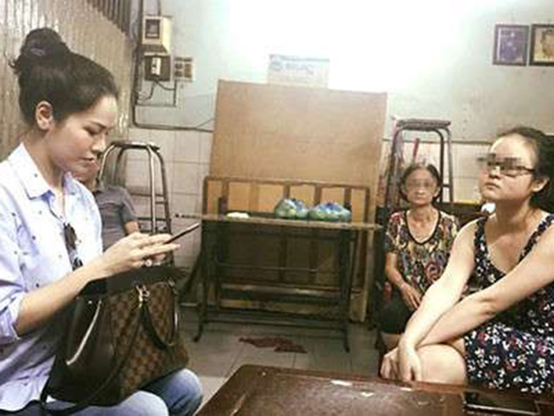 Nhật Kim Anh từng bị một tài khoản đăng những thông tin xuyên tạc như đập đá, chơi thuốc lắc, ngủ với tất cả đàn ông trong showbiz. Để bảo vệ danh dự, Nhật Kim Anh nhờ tới công an. Sau đó, người tung tin đã gỡ bỏ tất cả status có nội dung không đúng về Nhật Kim Anh.