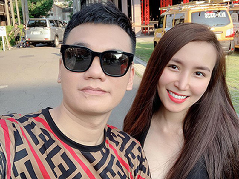 DJ Thanh Thảo - vợ Khắc Việt từng bị antifan vu khống lộ clip nóng. Ngay lập tức, Khắc Việt lên tiếng phủ nhận. Nam ca sĩ cho biết, nếu không vướng lịch công tác nước ngoài sẽ tìm tới tận nhà người tung tin làm rõ mọi chuyện. Sau động thái cứng cắn của Khắc Việt, chủ tài khoản Facebook loan tin đã xóa bài đăng và gửi lời xin lỗi tới nam ca sĩ. Về phần mình, Khắc Việt cho biết người này đã chủ động gọi xin anh cho qua.