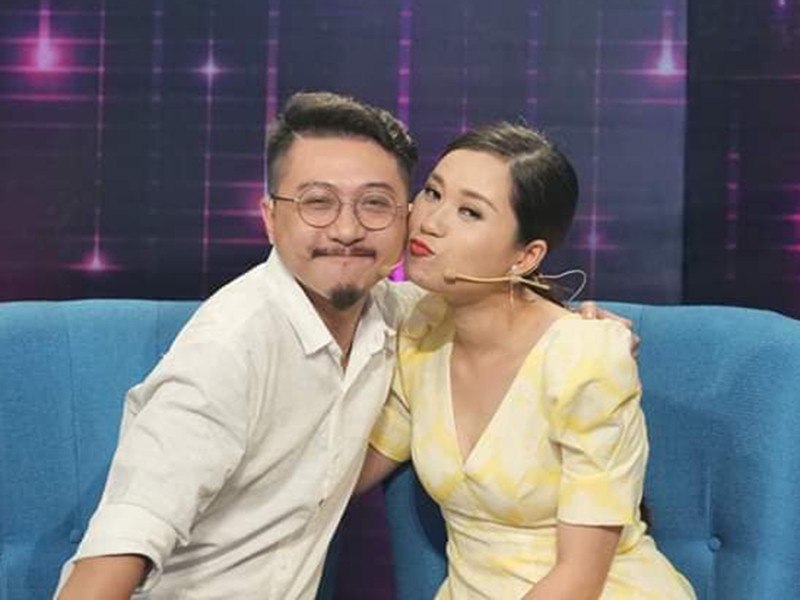 Sau 10 năm cưới, vợ chồng Lâm Vỹ Dạ vẫn tình tứ như hồi mới yêu.