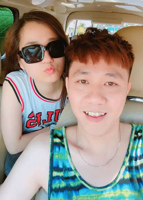 Khi còn là diễn viên học chung tại trường sân khấu, Lâm Vỹ Dạ và Anh Đức từng có thời gian hẹn hò. Sau đó vì một vài hiểu lầm, cả hai chia tay.