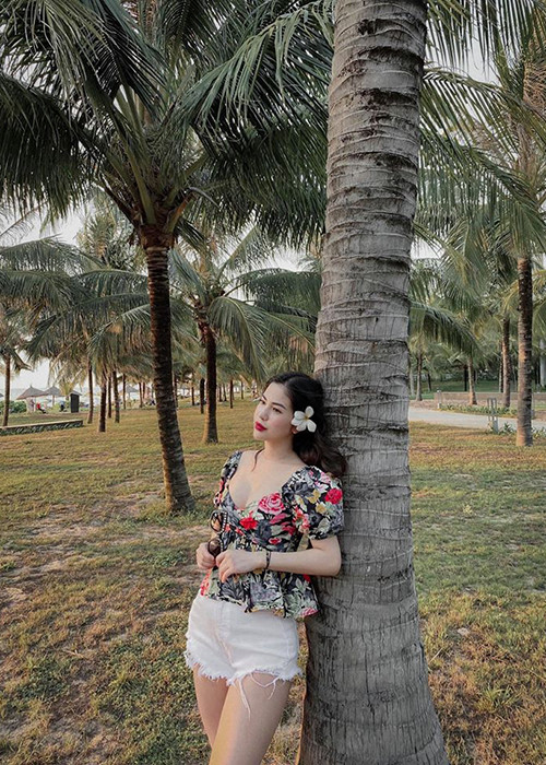 Hồi cuối năm 2019, Trần Hương lộ hình ảnh tình tứ bên một người đàn ông giấu mặt.