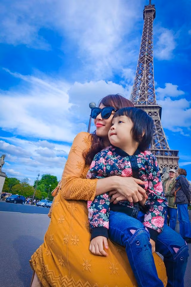 Diệp Chi (SN 1986) đến từ Nghệ An, hiện sinh sống, làm việc tại Hà Nội. Cô được biết đến là BTV, MC tài năng của Đài truyền hình Việt Nam, nổi bật qua các gameshow như "Rung chuông vàng", "Đối mặt", "Điều ước thứ 7", "Đường lên đỉnh Olympia",...