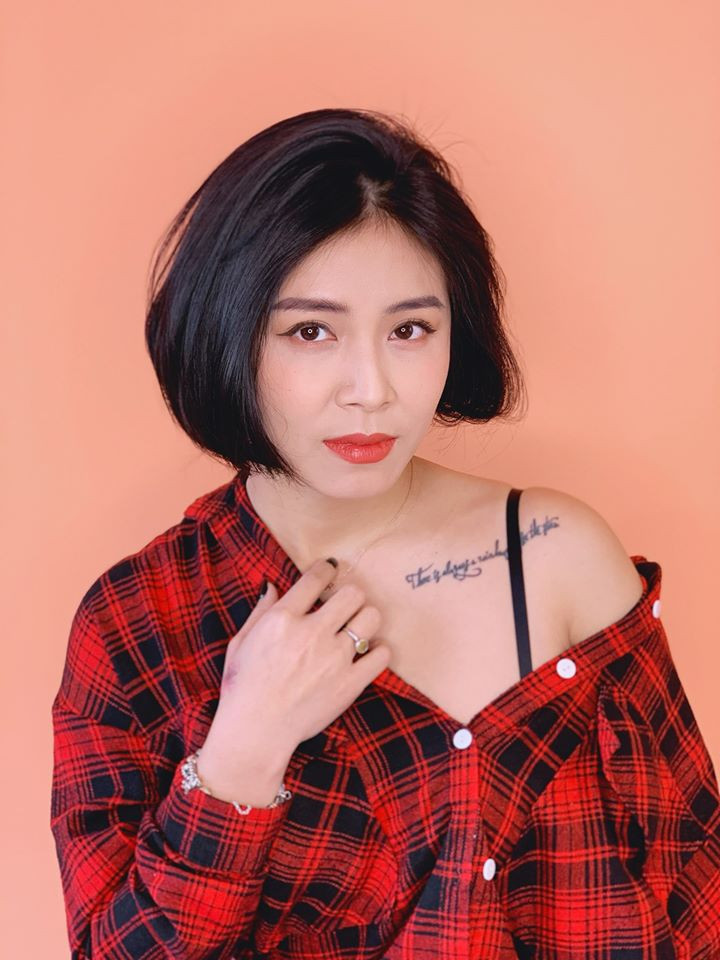 Nguyễn Hoàng Linh (SN 1985) là một trong những MC nổi tiếng của VTV. Ngoài lối dẫn dắt chuyên nghiệp, giọng nói to khỏe, cô còn gây ấn tượng với khán giả nhờ gu thời trang cá tính. Hiện cô đang dẫn dắt chương trình "Chúng tôi là chiến sĩ" cùng MC Đức Bảo.