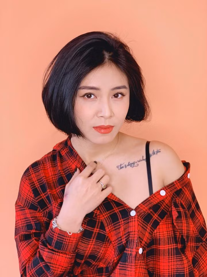 Nguyễn Hoàng Linh (SN 1985) là một trong những MC nổi tiếng của VTV. Ngoài lối dẫn dắt chuyên nghiệp, giọng nói to khỏe, cô còn gây ấn tượng với khán giả nhờ gu thời trang cá tính. Hiện cô đang dẫn dắt chương trình "Chúng tôi là chiến sĩ" cùng MC Đức Bảo.