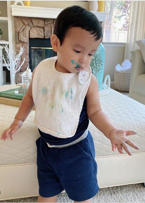 Phạm Hương chọn cách "ẩn mình" và chỉ cho con trai xuất hiện.