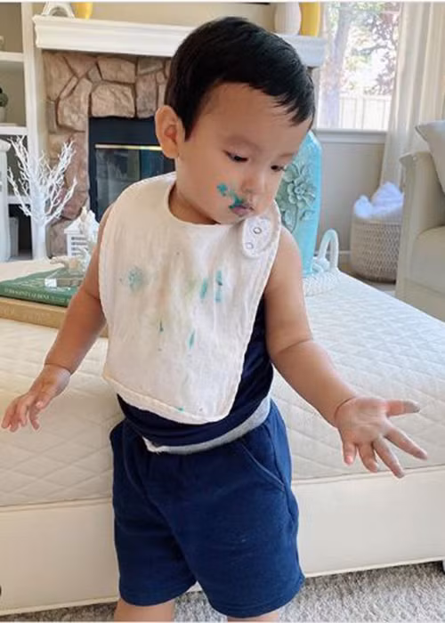 Phạm Hương chọn cách "ẩn mình" và chỉ cho con trai xuất hiện.