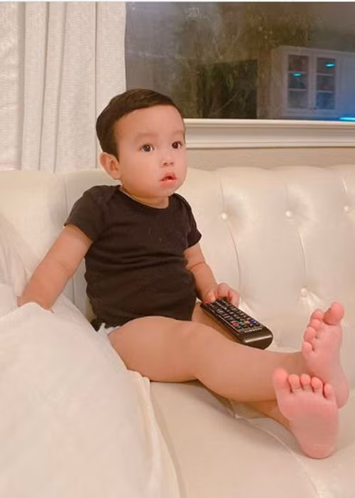 Nàng hoa hậu Hoàn vũ Việt Nam 2015 đều đặn cập nhật hình ảnh thiên thần nhỏ của mình.