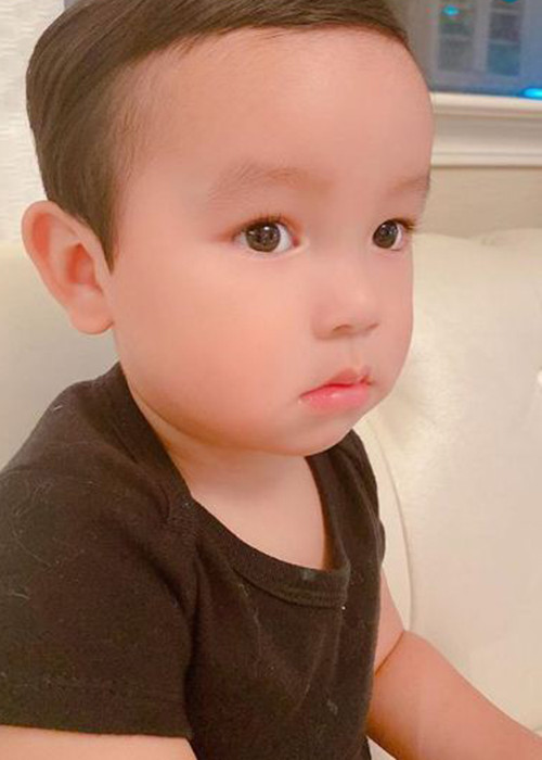 Con trai của Phạm Hương càng lớn càng kháu khỉnh.