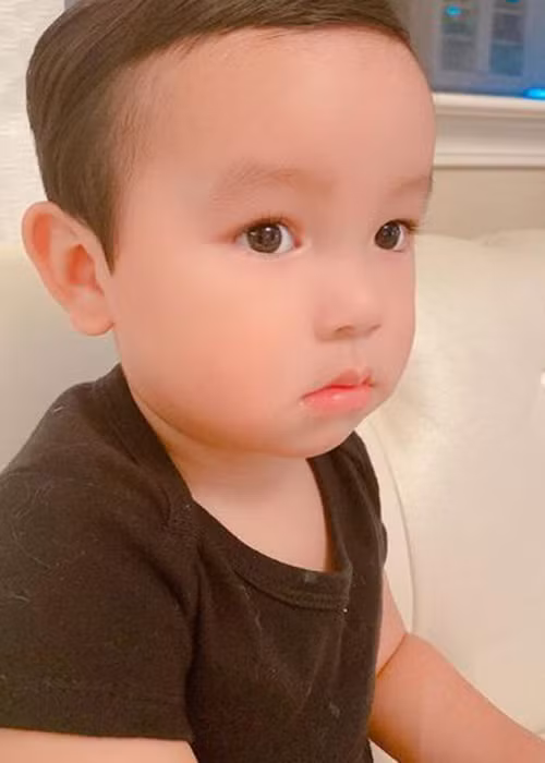 Con trai của Phạm Hương càng lớn càng kháu khỉnh.