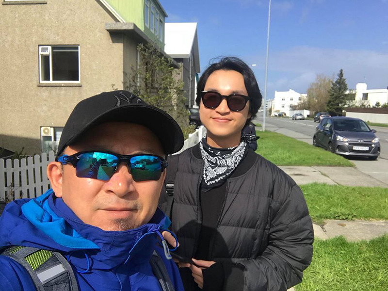 Trên trang cá nhân, Quốc Trung thường xuyên khoe ảnh bên các con và người bạn đời.