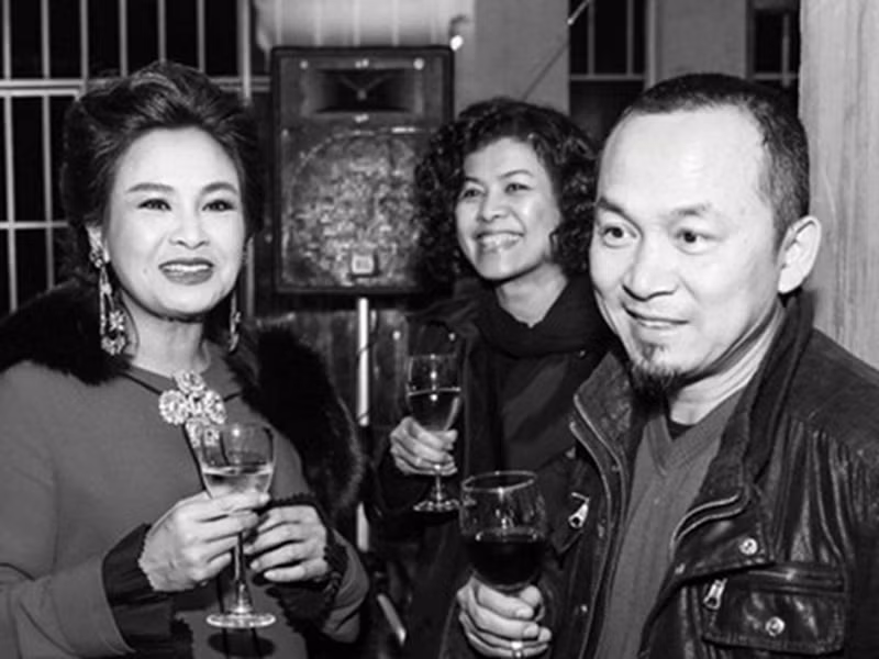 Trên Đẹp, Thanh Lam tiết lộ cách ứng xử văn minh của người gắn bó với Quốc Trung: "Cô ấy luôn có mặt trong những đêm nhạc của tôi, bình thản nhìn tôi và anh Trung thăng hoa trong âm nhạc. Không ít lần từ trên sân khấu, tôi đã nhìn thấy Lan vỗ tay hết mình và say mê nghe tôi hát. Không ít lần, tôi đã cảm thấy rất xúc động vì hình ảnh đó, vì nó thật đẹp. Hay cái cách Lan thay tôi chăm sóc bọn trẻ trong từng động tác nhỏ, cũng như cách các con tôi quý mến Lan. Nếu thiếu đi những hành xử văn minh ấy từ phía Lan và bàn tay chăm sóc của Lan với các con tôi, chắc chắn tôi và anh Trung đã không thể cùng nhau làm được nhiều điều như thế trong âm nhạc, cả khi không còn sống cùng nhà". Ảnh: Đẹp