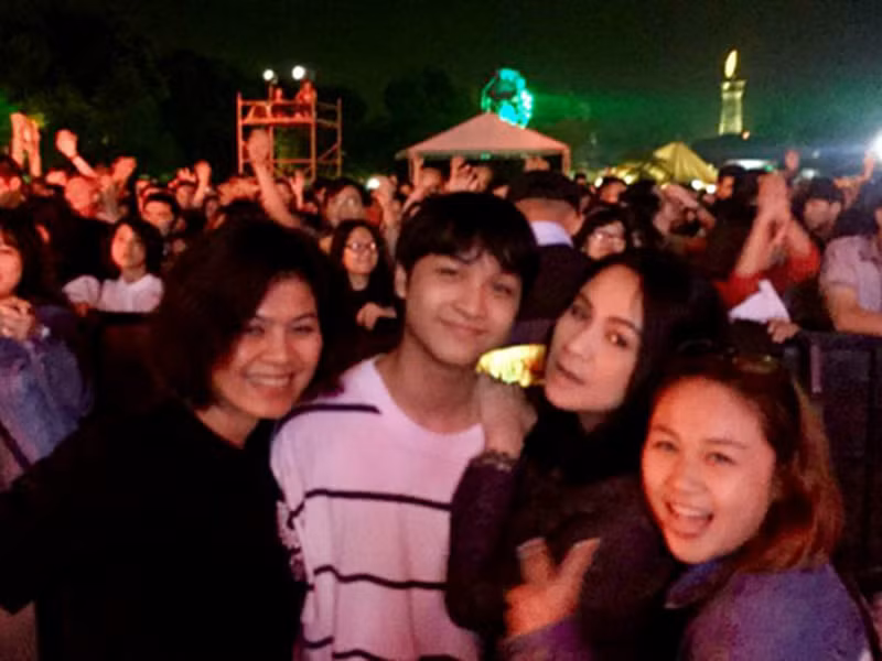 "Lan và anh Trung có duyên nợ với nhau. Tôi là nghệ sĩ, thường xuyên phải đi diễn xa, thời gian tôi ở bên các con có khi còn ít hơn Lan. Cô ấy chăm sóc các con tôi rất chu đáo", Thanh Lam chia sẻ. Ảnh: Gia đình xã hội