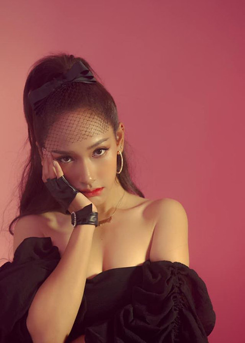 Xinh đẹp, gợi cảm không kém cạnh Thanh Tâm, nữ ca sĩ Cara tham gia "Người ấy là ai" mùa 3 tập 6.