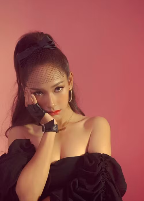 Xinh đẹp, gợi cảm không kém cạnh Thanh Tâm, nữ ca sĩ Cara tham gia "Người ấy là ai" mùa 3 tập 6.