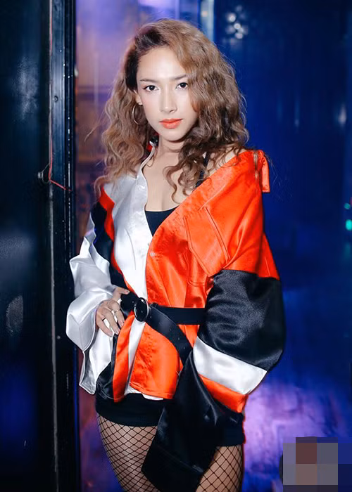 Cara lần đầu xuất hiện trước công chúng bằng hình ảnh đáng yêu, nhẹ nhàng. Tuy nhiên, thời gian trở lại đây, cô lột xác gợi cảm.