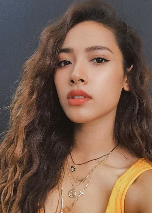 Cara tên thật là Nguyễn Thanh Huệ Phương, đến từ Vĩnh Long, từng đóng MV "Nơi này có anh" của Sơn Tùng M-TP năm 2017.