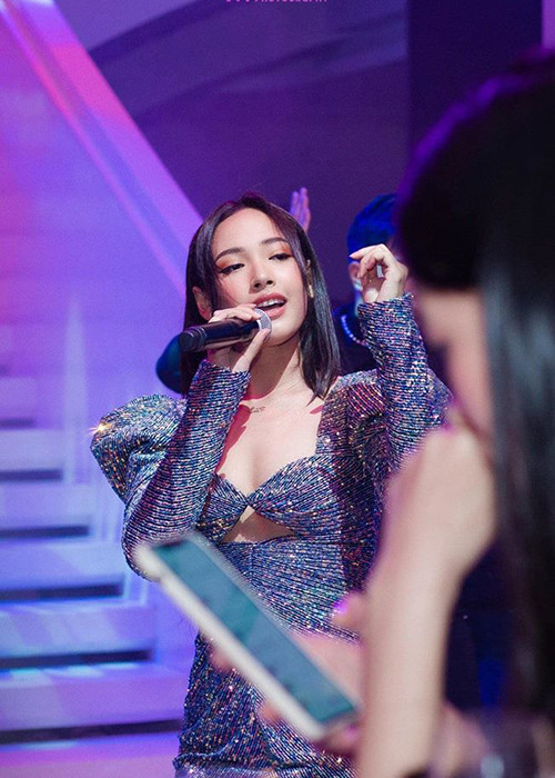 Hình ảnh nữ chính "Người ấy là ai" tự tin khoe vẻ quyến rũ khi đi diễn.