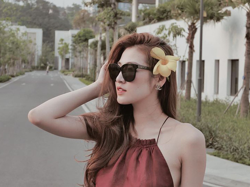 Nàng á hậu khoe vẻ mặn mà, quyến rũ trong một chuyến du lịch.