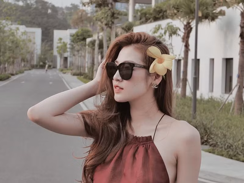 Nàng á hậu khoe vẻ mặn mà, quyến rũ trong một chuyến du lịch.