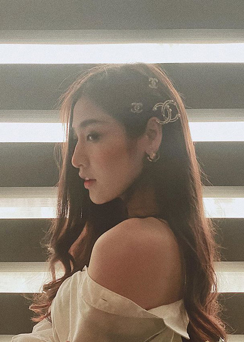 Ở đời thường, Tú Anh gây chú ý với vẻ ngoài quyến rũ.