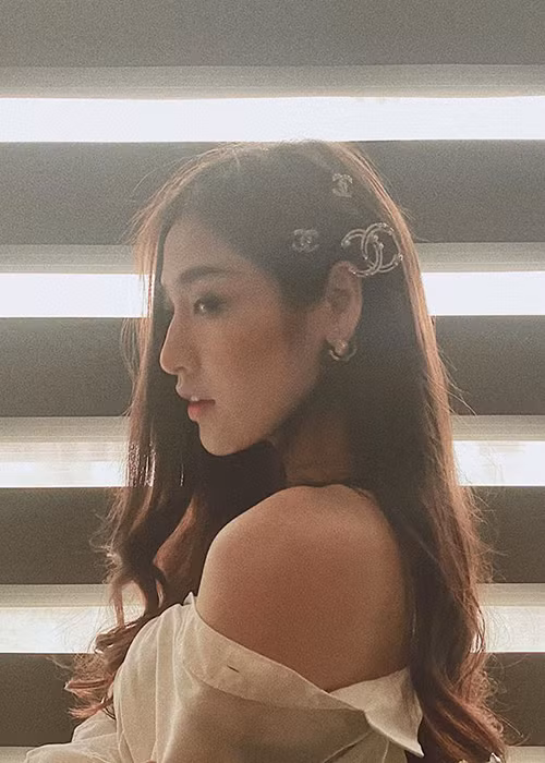 Ở đời thường, Tú Anh gây chú ý với vẻ ngoài quyến rũ.