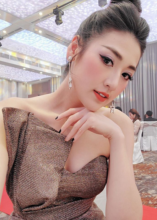 Á hậu tiết lộ, bố chồng cô là người "rất tâm lý và không áp đặt". Ông chiều chuộng nàng dâu duy nhất tới mức khi cả nhà ăn cua, thấy Tú Anh luôn miệng khen ngon, ông lập tức đặt mua cả 1 thùng cua để nàng dâu có thể ăn cả tuần sau đó. Còn mẹ chồng Tú Anh là người thường xuyên giục cô ra ngoài chơi cho khuây khỏa, tránh suy nghĩ nhiều.