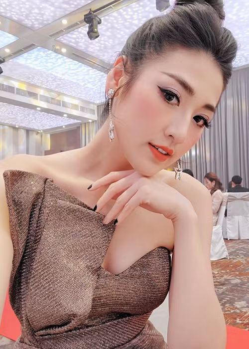 Á hậu tiết lộ, bố chồng cô là người "rất tâm lý và không áp đặt". Ông chiều chuộng nàng dâu duy nhất tới mức khi cả nhà ăn cua, thấy Tú Anh luôn miệng khen ngon, ông lập tức đặt mua cả 1 thùng cua để nàng dâu có thể ăn cả tuần sau đó. Còn mẹ chồng Tú Anh là người thường xuyên giục cô ra ngoài chơi cho khuây khỏa, tránh suy nghĩ nhiều.