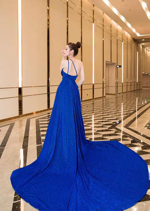 Hiện tại, Tú Anh chăm chỉ đi sự kiện. Phong cách cô lựa chọn vẫn là gợi cảm vừa đủ.