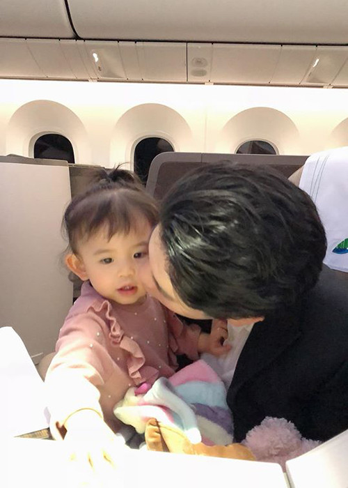 Ông xã của Mai Hồ cưng chiều con gái hết mực.