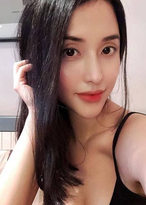 Mai Hồ từng chia sẻ về mẹ chồng: "Thú thật khi chưa hiểu nhiều về mẹ chồng vì khoảng cách hai nơi quá xa tôi cũng có chút lo sợ và hồi hộp. Nhưng ngày sau hôm đám hỏi tôi nhớ mãi khoảnh khắc ba mẹ chồng tiến tới và nói rằng: Bắt đầu từ ngày hôm nay trở đi ba mẹ giao Nam cho con. Mong hai đứa cùng nhau xây dựng gia đình hạnh phúc! Điều đó thật sự khiến tôi cảm động".