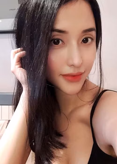 Mai Hồ từng chia sẻ về mẹ chồng: "Thú thật khi chưa hiểu nhiều về mẹ chồng vì khoảng cách hai nơi quá xa tôi cũng có chút lo sợ và hồi hộp. Nhưng ngày sau hôm đám hỏi tôi nhớ mãi khoảnh khắc ba mẹ chồng tiến tới và nói rằng: Bắt đầu từ ngày hôm nay trở đi ba mẹ giao Nam cho con. Mong hai đứa cùng nhau xây dựng gia đình hạnh phúc! Điều đó thật sự khiến tôi cảm động".