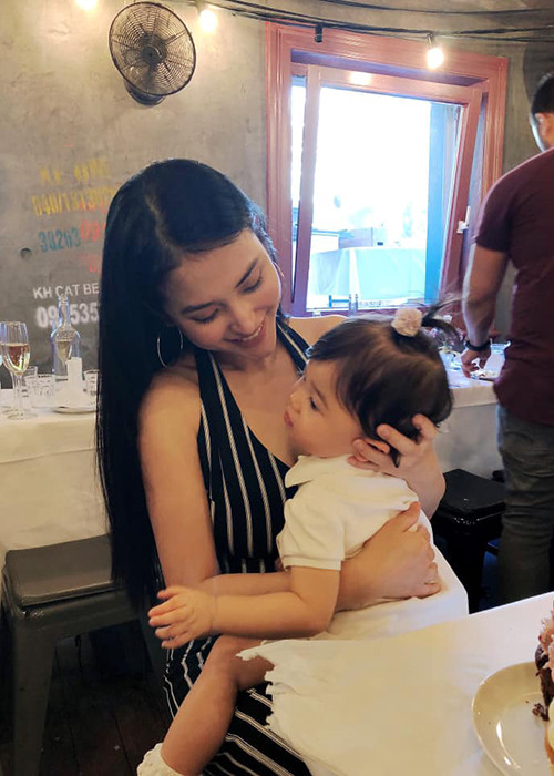 Bé Mai Vi càng lớn càng xinh xắn.