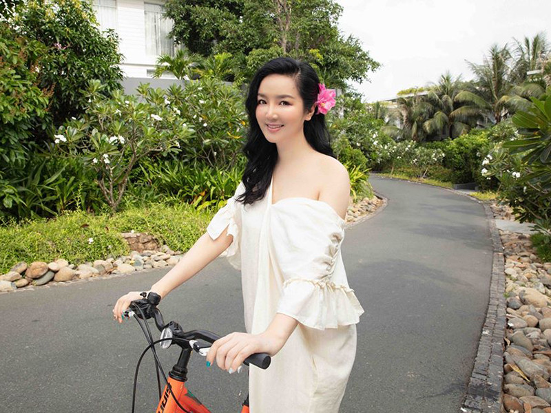 Hình ảnh gợi cảm của Giáng My trong chuyến du lịch biển mới đây.