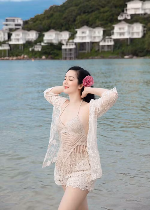 Bà mẹ một con tự tin khoe dáng đẹp không tỳ vết ở tuổi 49.