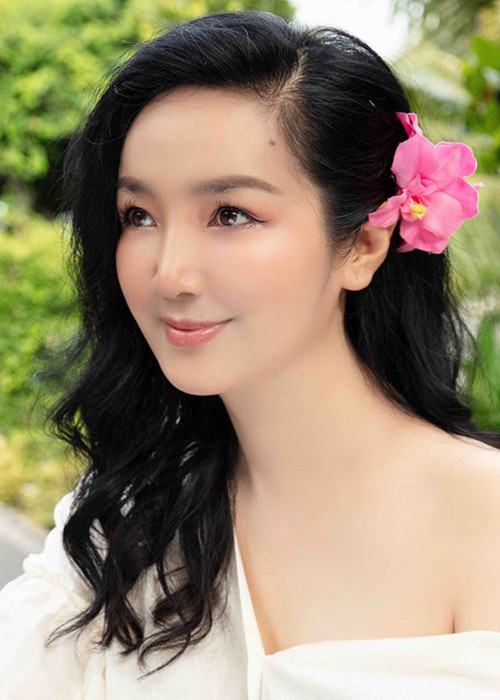 Khi rảnh rỗi, cô còn thích ở nhà nấu ăn, gặp gỡ bạn bè và làm thơ.