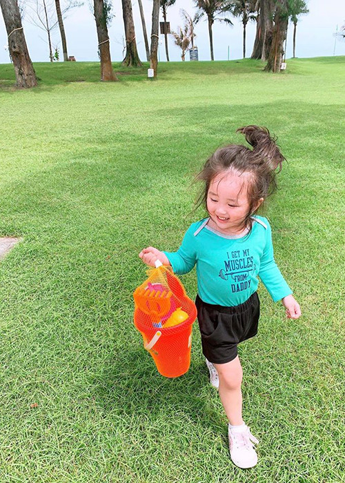 Cô nhóc luôn nở nụ cười trên môi.