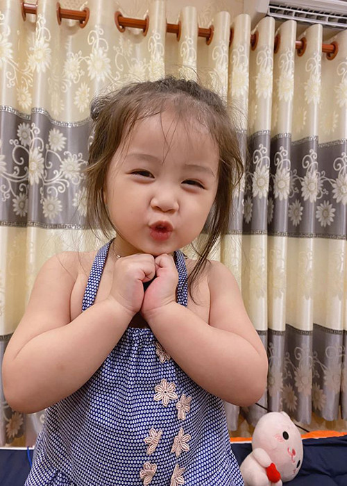 Bảo Ngọc từng chia sẻ, bé Gà rất thích đánh trống, múa hát, tẩy giày cho ba.