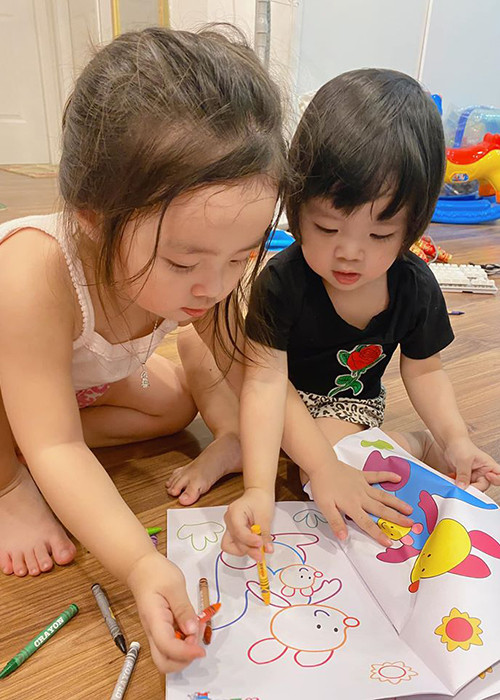  Hai con gái của Hoài Lâm yêu thương nhau.