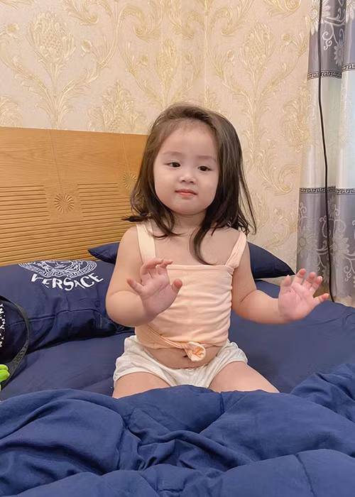 Bé Vy Lâm đốn tim nhiều cư dân mạng bởi vẻ bụ bẫm, đáng yêu.