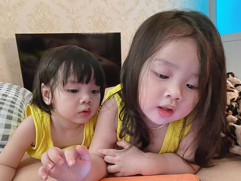 Bảo Ngọc thường xuyên cho hai con gái mặc đồ đôi.