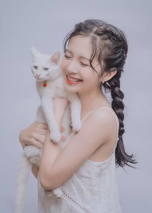 Sau khi góp mặt trong bộ phim "Những ngày không quên", Ngọc Huyền nhận được sự chú ý của nhiều khán giả.