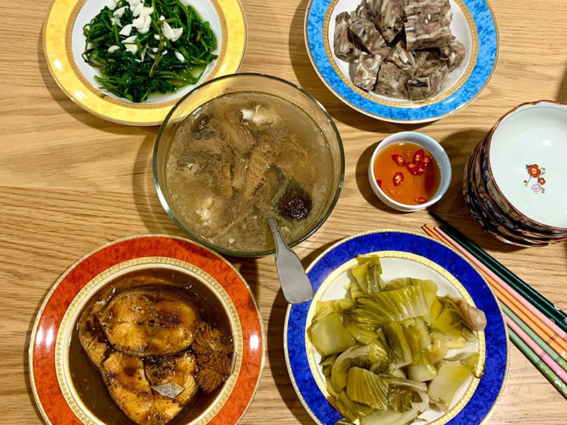 Trong thời gian nghỉ ở nhà vì COVID-19, Văn Mai Hương chăm chỉ vào bếp nấu ăn.