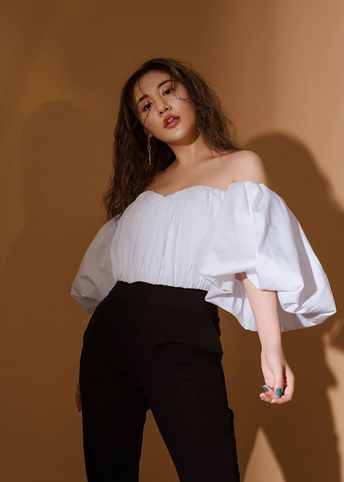 Sự việc Quang Hải lộ tin nhắn nhạy cảm vì bị hack Facebook khiến nhiều khán giả nhớ tới sự cố của Văn Mai Hương. Hồi tháng 12/2019, cô bị tung các clip nhạy cảm vì bị hack camera tại nhà riêng năm 2015.