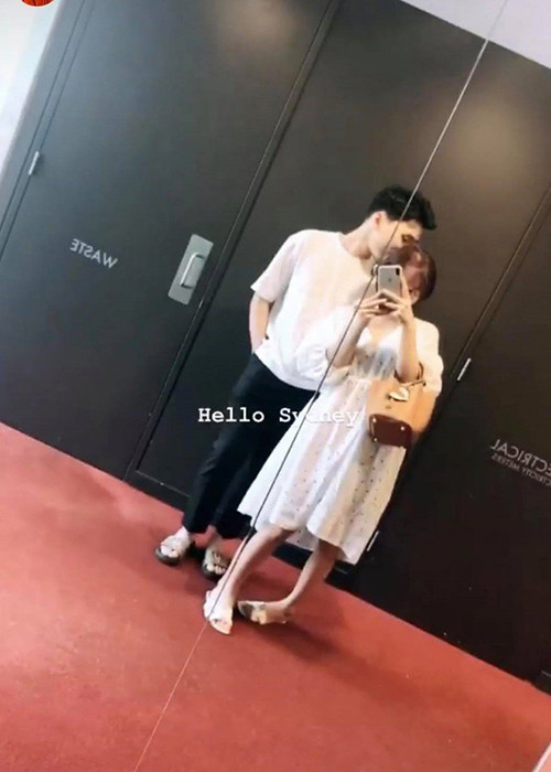 Chia sẻ về bạn trai, Văn Mai Hương từng cho biết, người yêu không ở trong showbiz. Cả hai quen biết nhau qua bạn bè. Lúc đầu, nữ ca sĩ nghĩ chắc bạn trai là gay bởi anh có ngoại hình thư sinh, đẹp trai, thường mặc áo sơ mi đóng thùng bảnh bao.