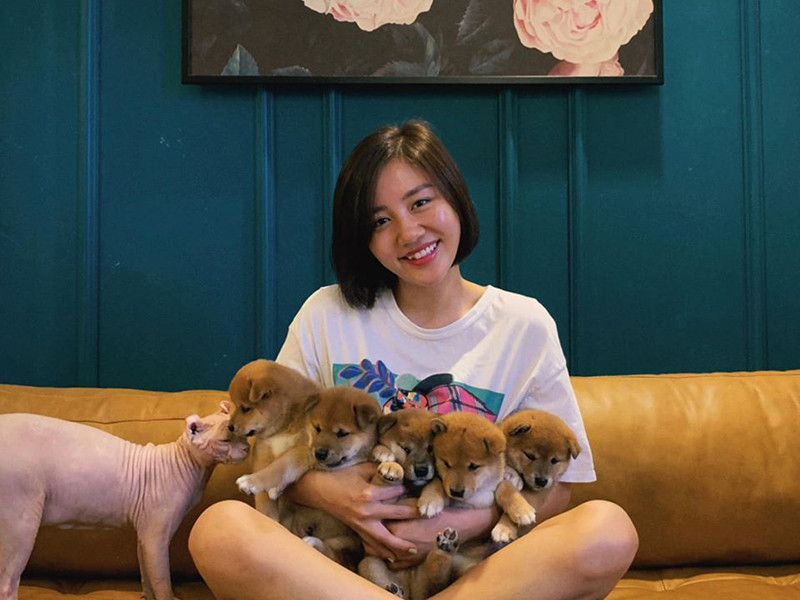 Nữ ca sĩ dành thời gian bên gia đình và chăm sóc thú cưng.