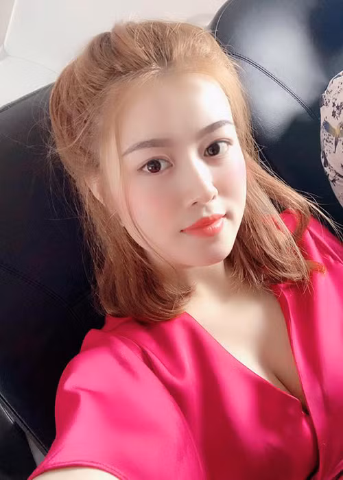 Bà xã của Lâm Chấn Huy cho biết, năm học lớp 7, cô đi xem nam ca sĩ biểu diễn ở quê nhà Bình Phước. Đang hát, Lâm Chấn Huy bỗng đi thẳng tới chỗ Thu Hương và nắm tay cô. 10 năm sau, Thu Hương được mời quay MV cho Lâm Chấn Huy. Sau đó, cả hai gặp nhau rồi nảy sinh tình cảm.